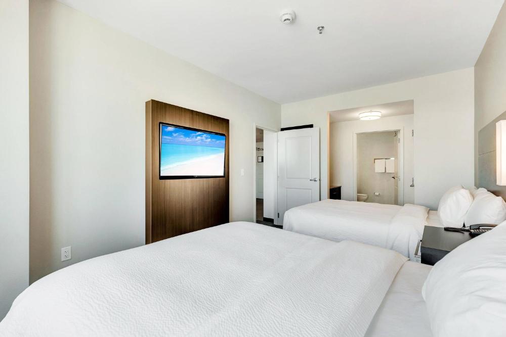 1 Bedroom Suite, 2 Queen, Sofa bed, City view interior